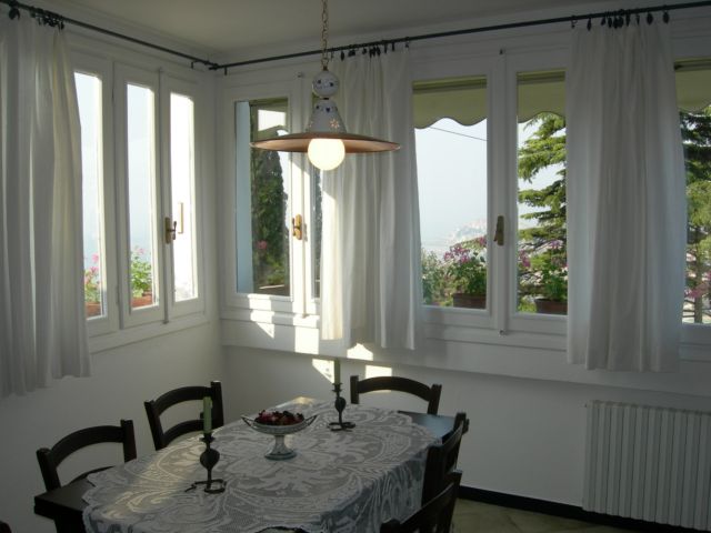 La sala da pranzo con l'ampia vetrata panoramica
